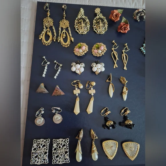 Vintage Clip On Earrings - Picture 2 of 5